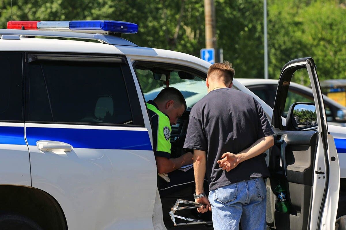 Чтобы не нарваться на штраф, сотрудников Госавтоинспекции о смене личных документов нужно уведомлять вовремя. Источник: alleks19760526 / Shutterstock / FOTODOM📷
