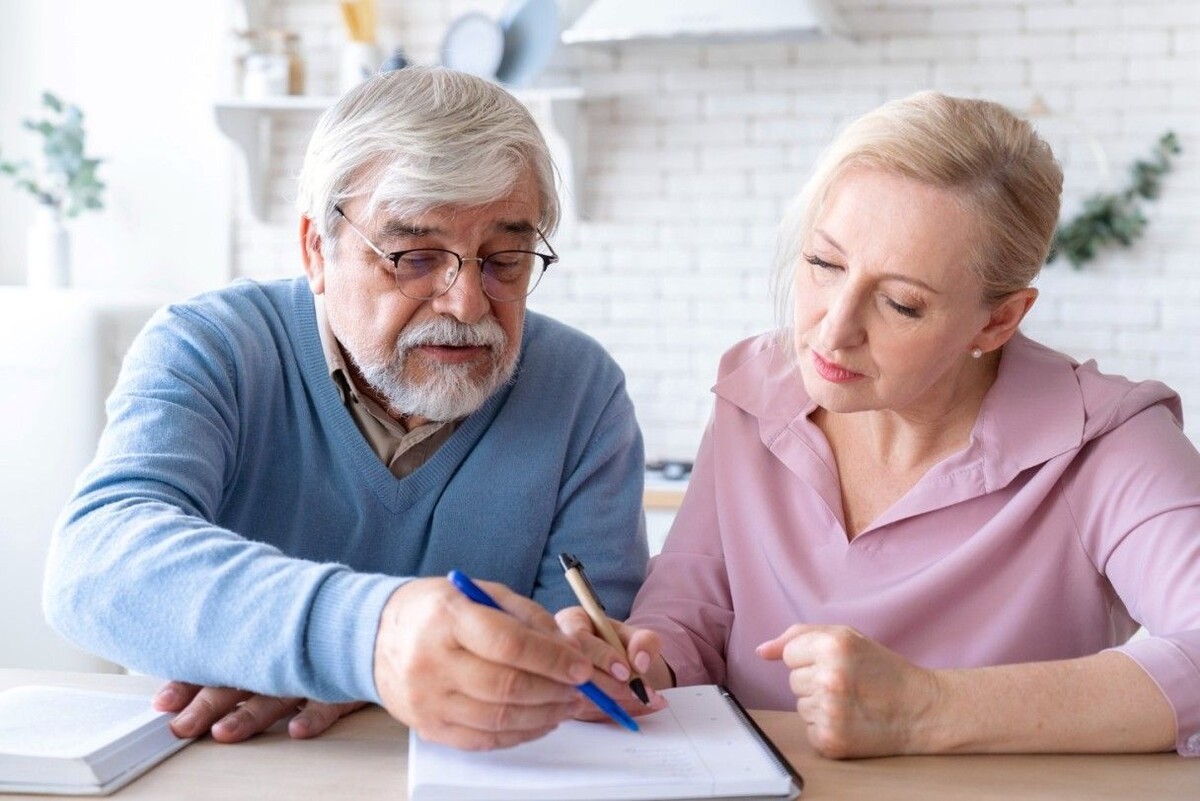 Чтобы избежать неточностей, проверять пенсию лучше регулярно. Источник: Freepik📷
