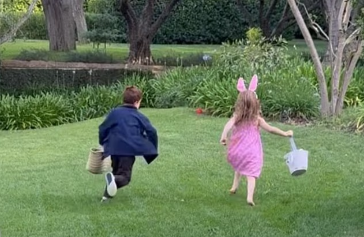 Герцогиня Сассекская поделилась видео, на котором ее дети бегают в поисках яиц на Пасху.
