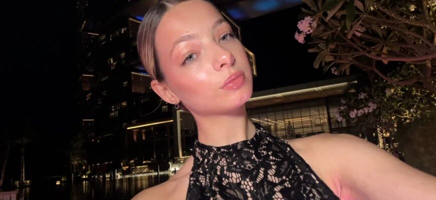    Елизавета Лесюк — редактор светской хроники PEOPLETALK, поступала в институт с твёрдым намерением работать на телевидении — вести развлекательные шоу и быть в кадре, но стала пишущим журналистом. В интервью для Школы журналистики имени Владимира Мезенцева при Центральном доме журналиста Елизавета рассказала, под влиянием какого фильма выбрала профессию, почему реальность оказалась лучше мечты и с какими брендами она успела посотрудничать всего за 2 месяца ведения блога. Татьяна Коноваленко