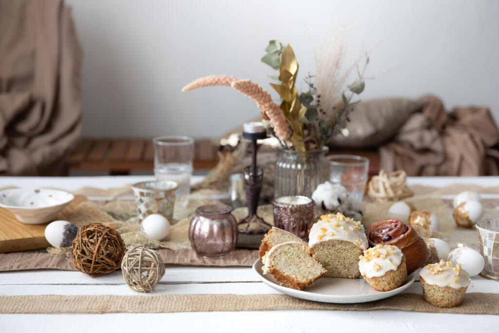    Freshly baked homemade cakes on a festive Easter table. Home serving hygge style. Журналист