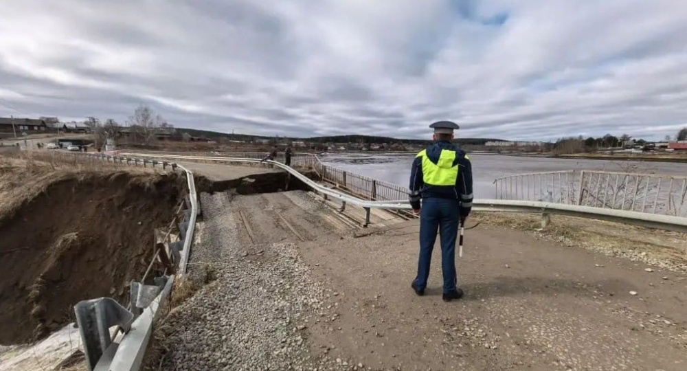 В селе Лая под Нижним Тагилом смыло мост — жители остались без переправы