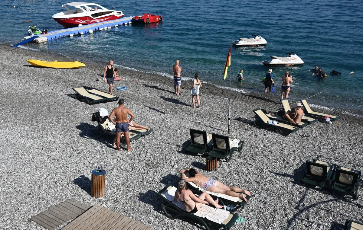     Туристы отдыхают на пляже одного из отелей в Кемере. © РИА Новости. Сергей Пивоваров