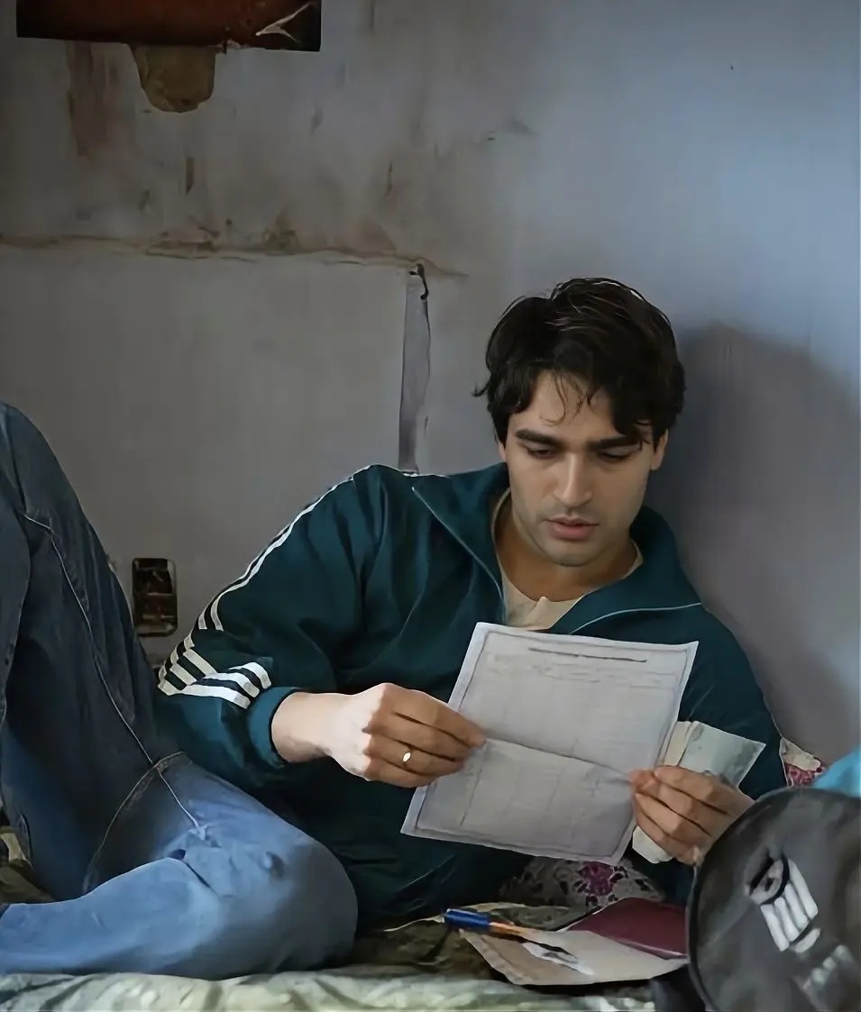 Олимпийка вместо шелка и суровый быт. Как вам такое перевоплощение Мерта Рамазана Демира в роль простого парня Юсуфа? Источник фото: интернет