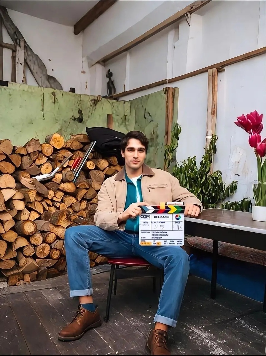 Первый кадр с площадки: Мерт Рамазан Демир в образе Юсуфа. Узнаете в этом парне наследника семьи Корханов? Источник фото: интернет