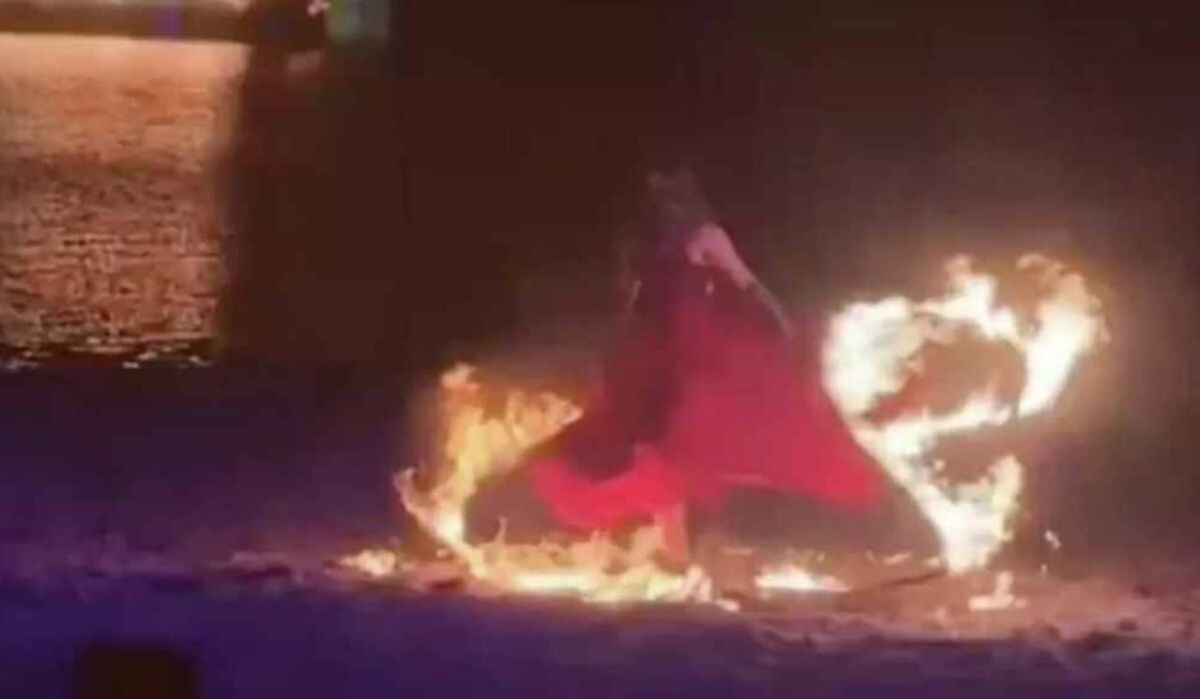     Девушка с горящим кольцом. Источник: ria.ru Автор фото: Скриншот видео