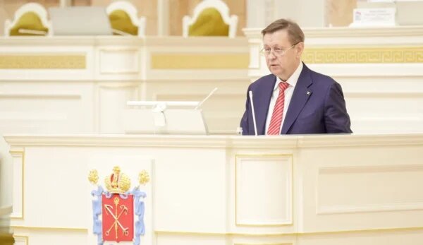 Валерий Калугин, уполномоченный по защите прав предпринимателей на трибуне ЗакСобрания Петербурга. Фото: ЗакС Петербурга