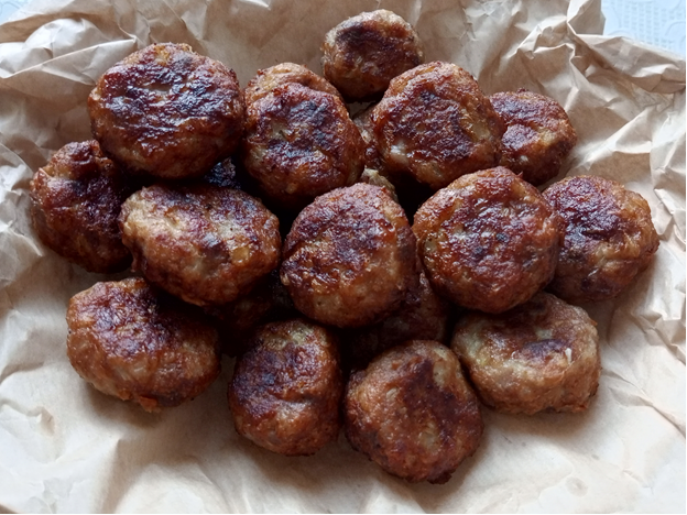 Рыбные шарики из филе сазана или мини котлеты.