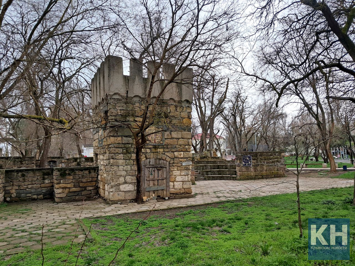 Часть Комсомольского парка, где планируется размещение капитального строения под общественное питание