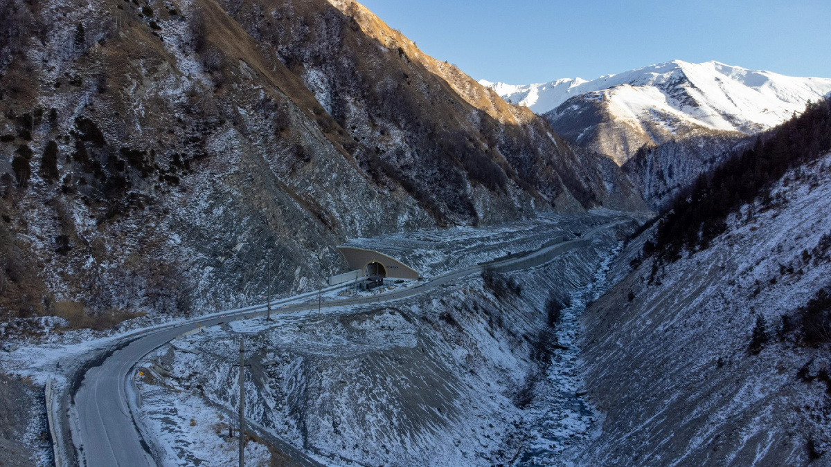 Зимний Транскам: единственная дорога, связывающая Южную Осетию с Россией (источник: Росавтодор)