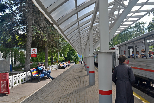 Волнительное утро на перроне. Кто-то уезжает, кто-то возвращается. А кто-то просто ждёт.