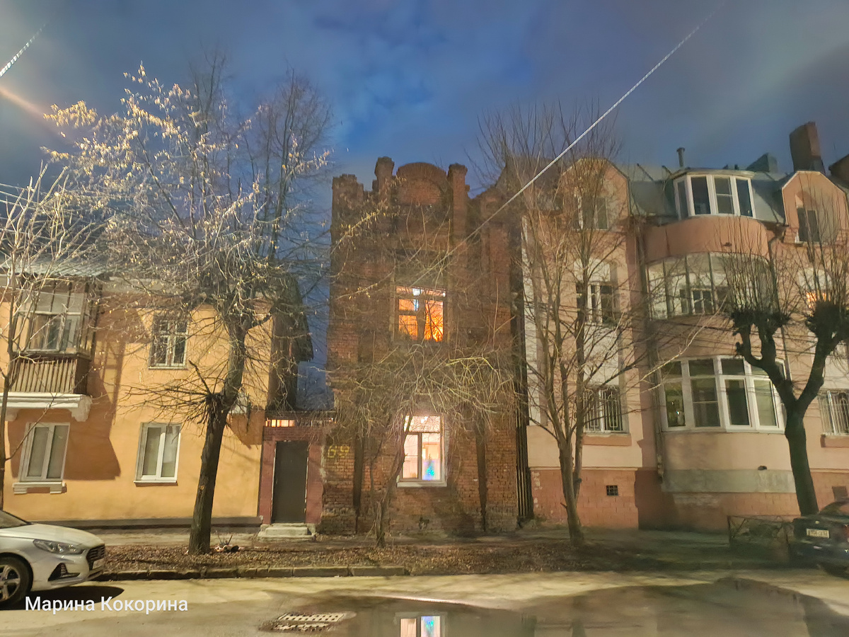 Да, именно в этом доме горит свет