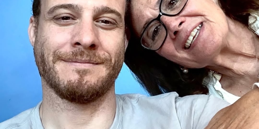 Керем Бюрсин: Поздравляем с днём рождения его маму — Чигдем Бюрсин!