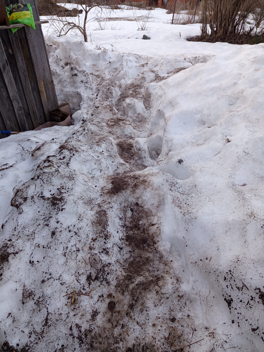 Пройти по таким завалам непросто