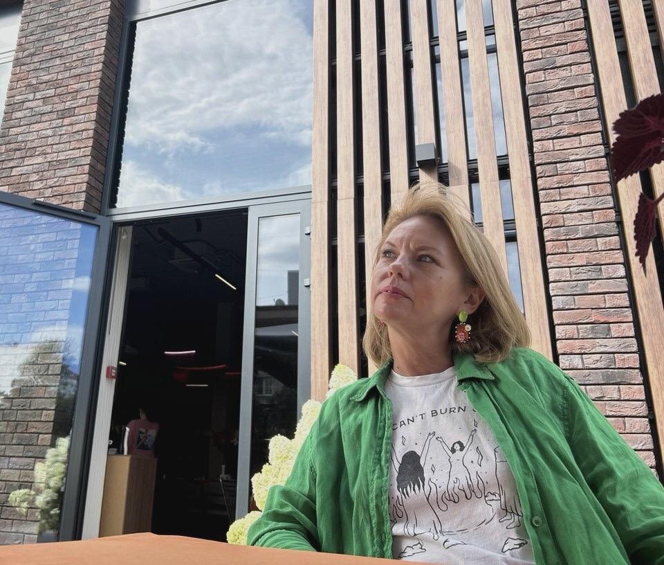 Автор в раздумьях символично перед открытой дверью