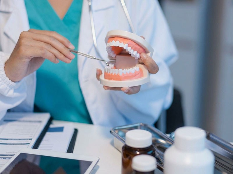 Ретейнеры — это не «дополнение» к лечению, а его обязательная часть. После снятия брекетов зубы ещё какое-то время остаются подвижными и стремятся вернуться в прежнее положение.