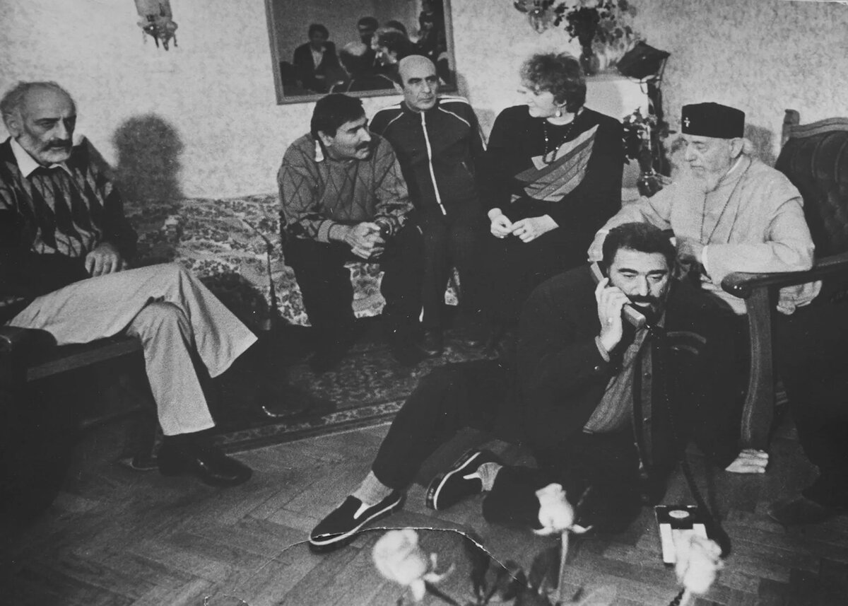 Голодовка в Москве в знак протеста против отмены Горбачевым конституционной власти в Нагорном Карабахе в 1990 году, участники: Сос Саргсян, Зорий Балаян, Генрик Игитян. Католикос Всех Армян Вазген I посетил участников забастовки. CC BY-SA 4.0 / GAK wiki / Hunger strike in Moscow (cropped and resized)