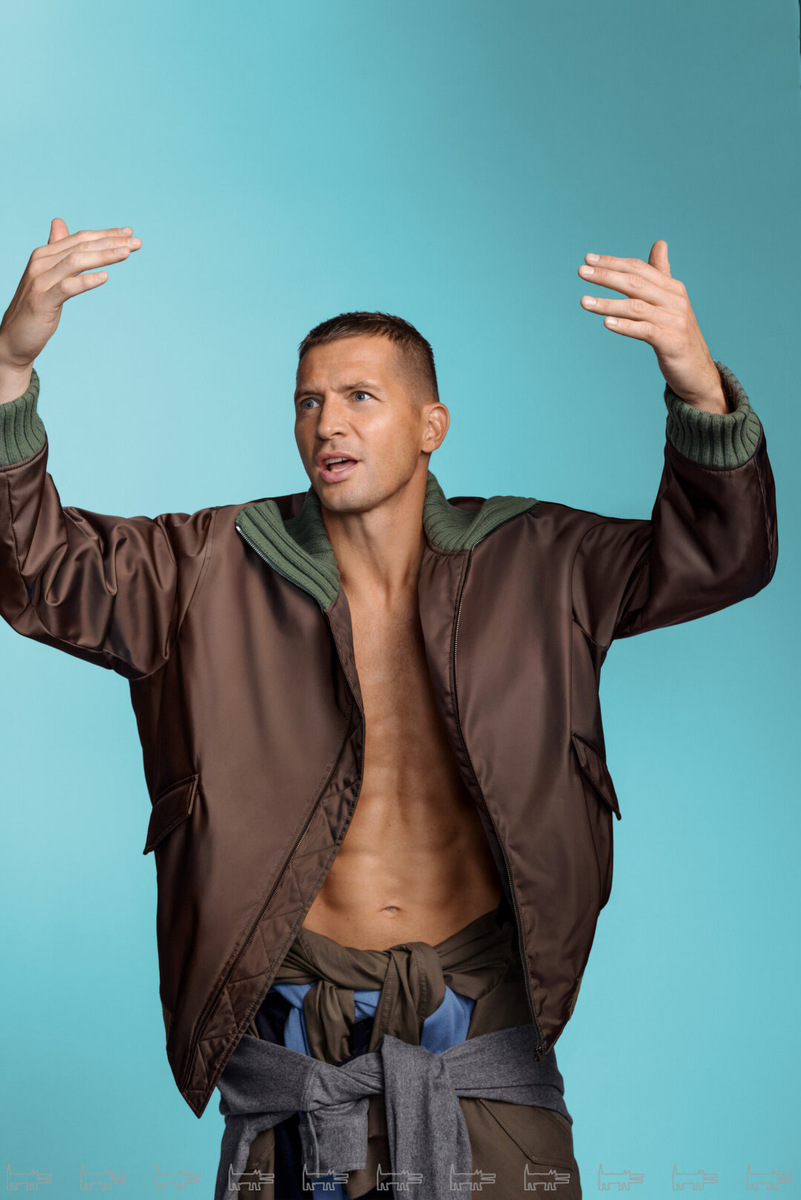    На Михаиле: бомберы, джемпер, брюки, рубашка MVST Фото: Фото: Валентин Блох