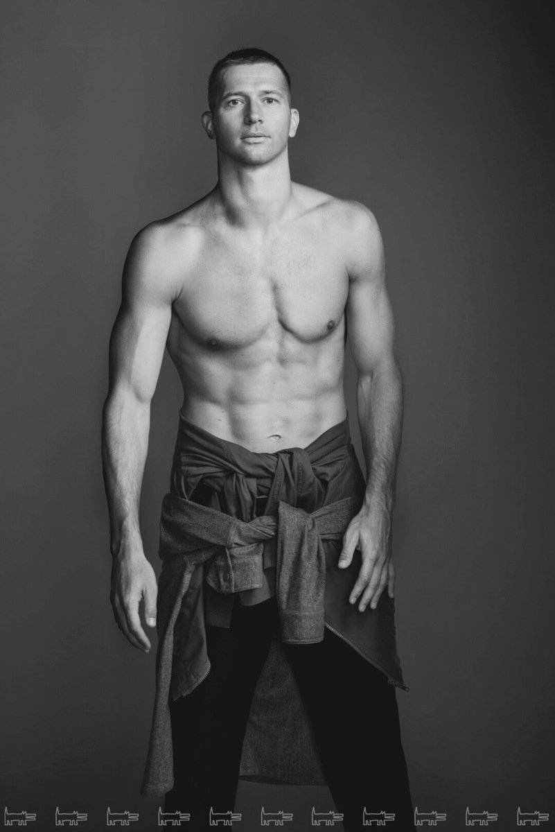    На Михаиле: бомберы, джемпер, брюки, рубашка MVST Фото: Фото: Валентин Блох