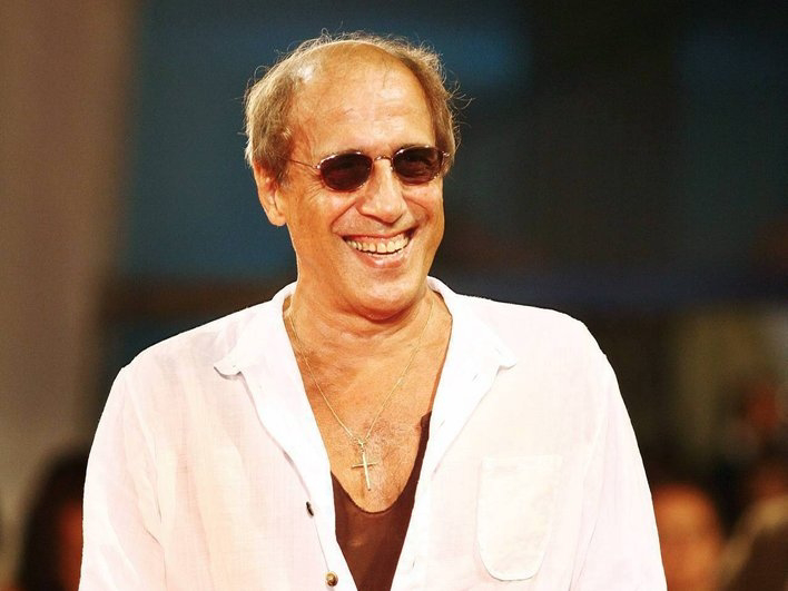 87-летний Адриано Челентано уже давно ведёт уединённую жизнь на своей вилле в Кампесоне ди Гальбиате