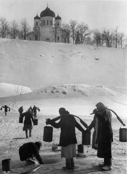 Женщины набирают воду из проруби на Волге в оккупированном Ржеве. 1942 год. Фото: поисково-исторический форум Smolbattle.