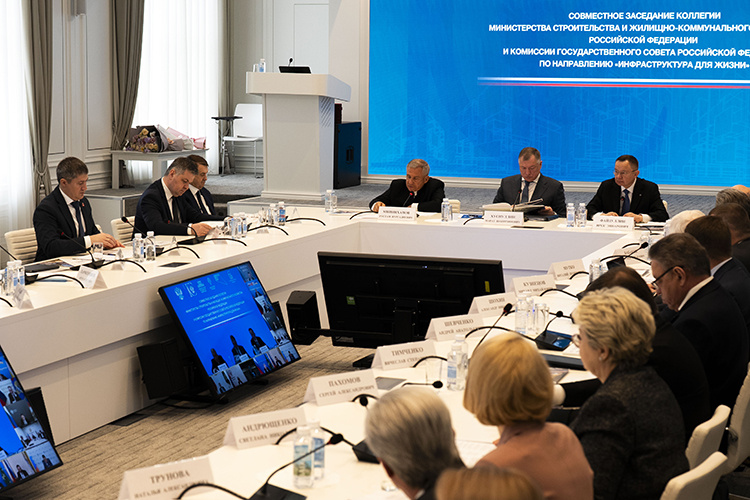    Глава РТ Рустам Минниханов как руководитель профильной комиссии Госсовета РТ сегодня озвучил идеи по стимулированию жилищной застройки в части семейной ипотеки.   
Фото: tatarstan.ru