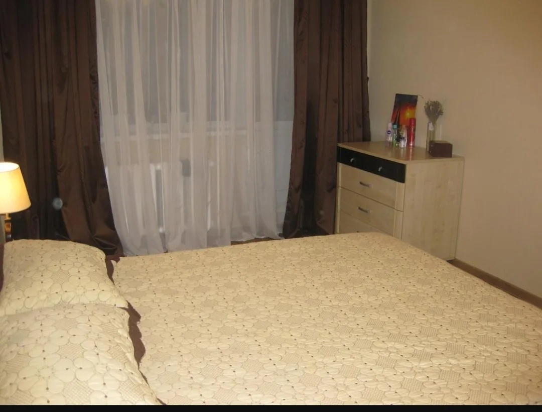 А вот так у меня в спальне сейчас. Всё прилично, но хочется обновления, конечно. Мебель фабрики Ангстрем. Ей лет 15, только на комоде меняла фурнитуру. И ещё столько же прослужит, не сомневаюсь. 