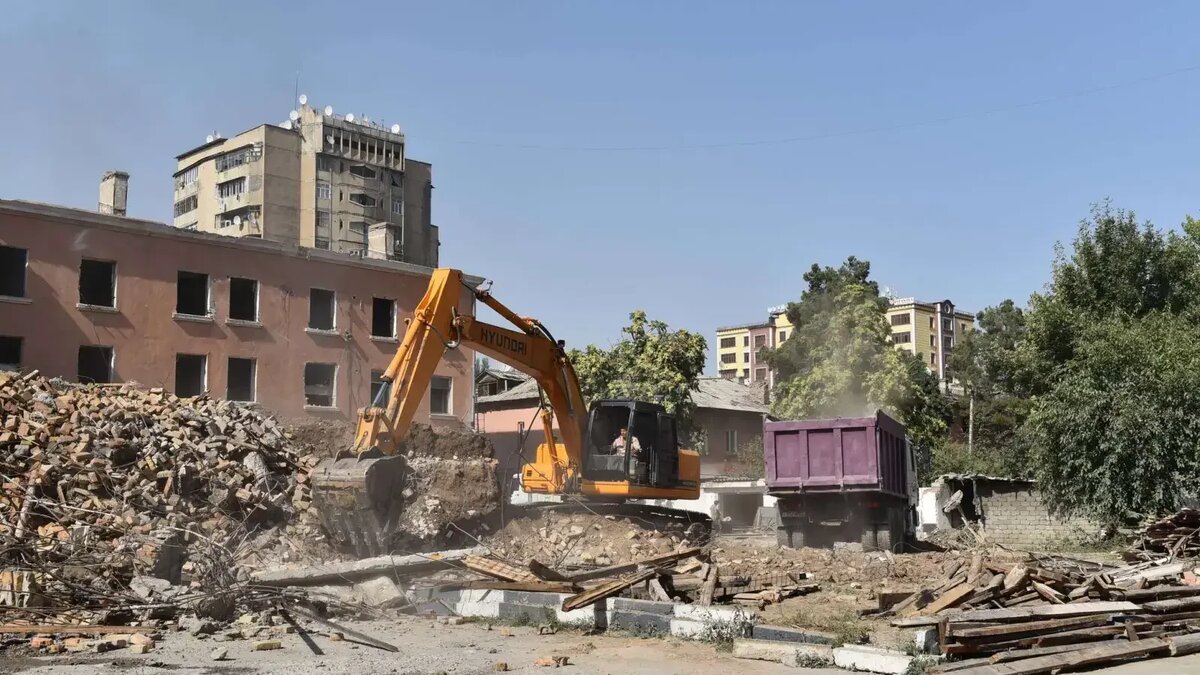    Главная цель Закона – улучшение условий жизни населения, обновление сейсмически опасных и физически устаревших зданий, модернизация инженерно-коммуникационных сетей и формирование городской среды на основе современных требований.