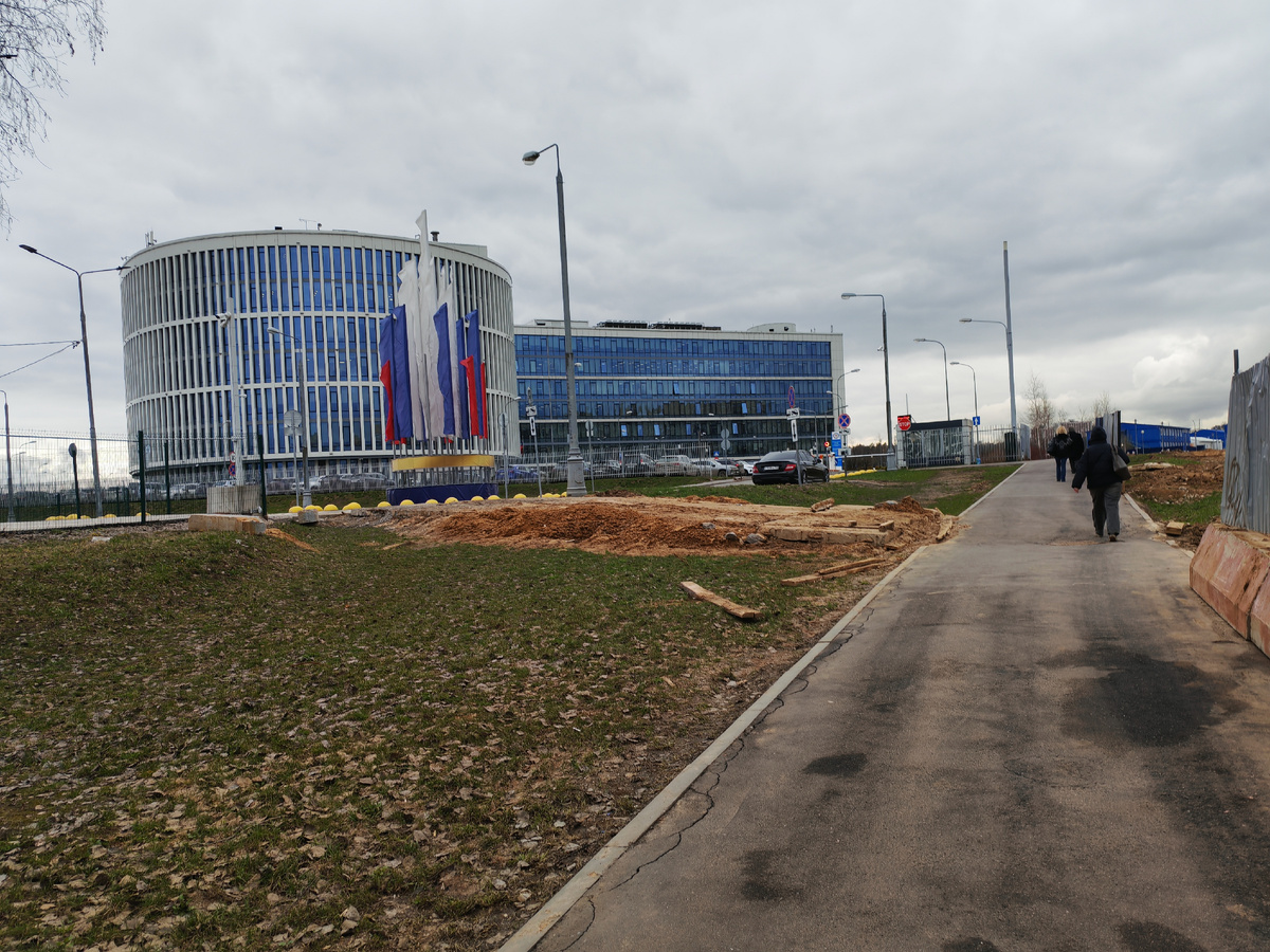 Дорожка от стационара Коммунарка к метро Коммунарка. Вид на центр "Мои документы".