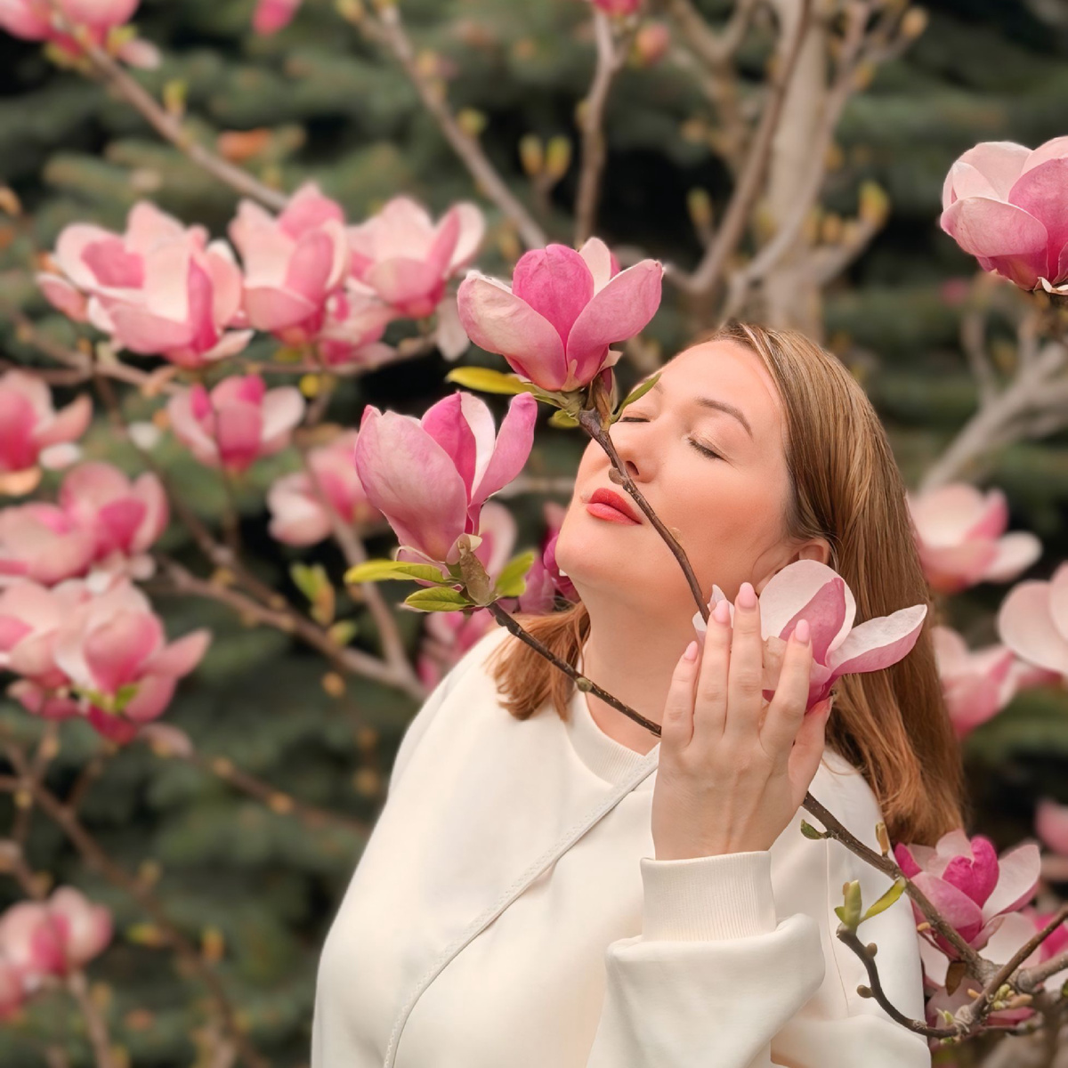 Привет, я Оксана. В марте 2024 года мы переехали из Перми в Анапу. Мы семья медиков. Муж работает на скорой, я занимаюсь детьми (их у нас трое)  и веду блоги в социальных сетях. Подписывайтесь и следите за жизнью многодетной семьи на берегу Черного моря.