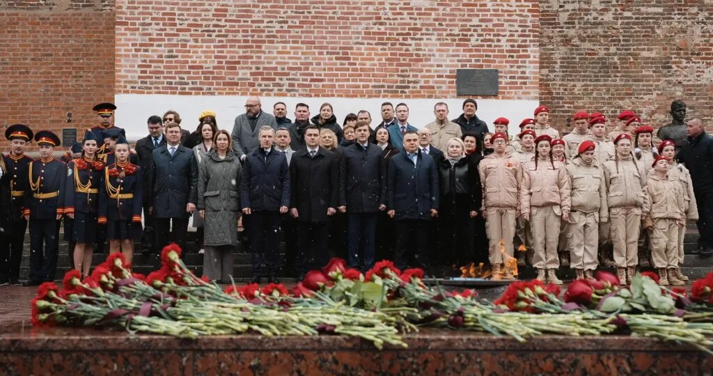 Василий Анохин и Сергей Кравцов возложили цветы в сквере Памяти Героев в Смоленске