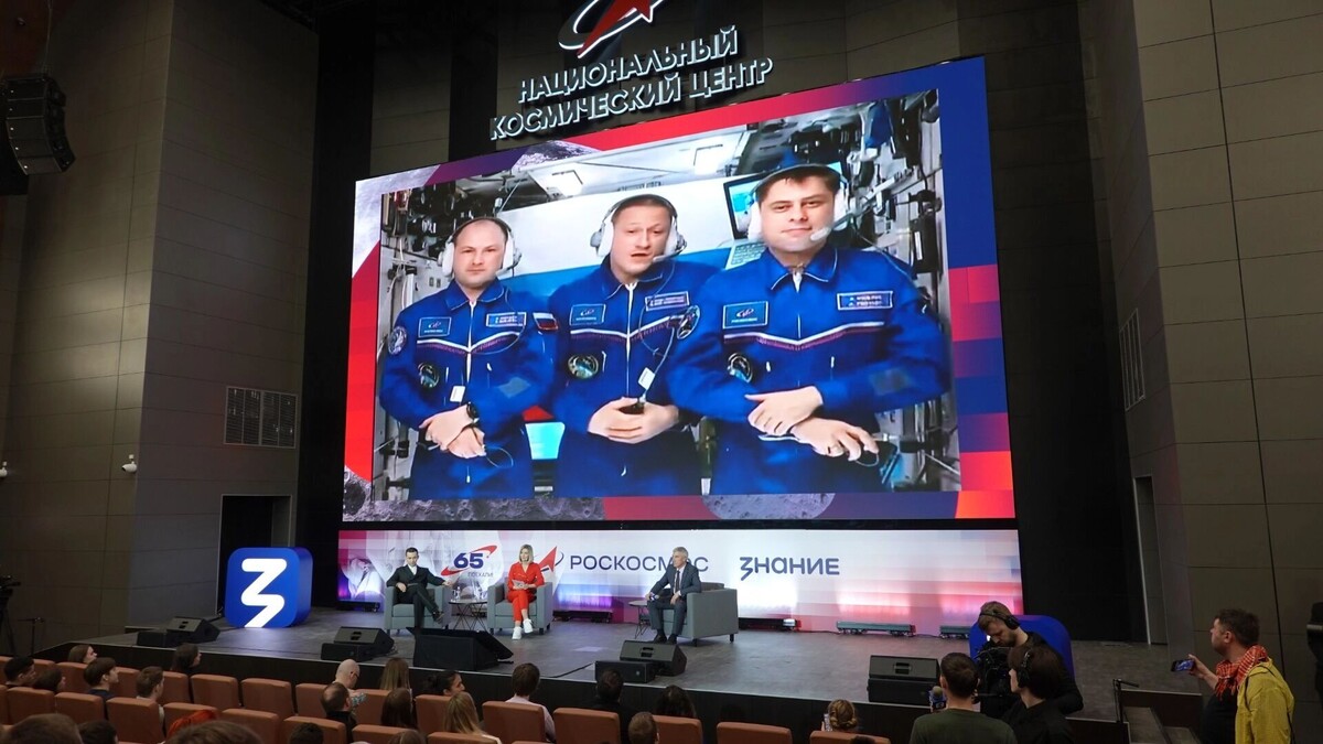    Члены экипажа российского сегмента МКС вышли на связь со студентами.   newizv.ru