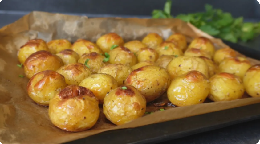 Просто беру бумагу и готовлю много, съедается сразу. Эта вкуснейшая картошка стала хитом среди моих знакомых...