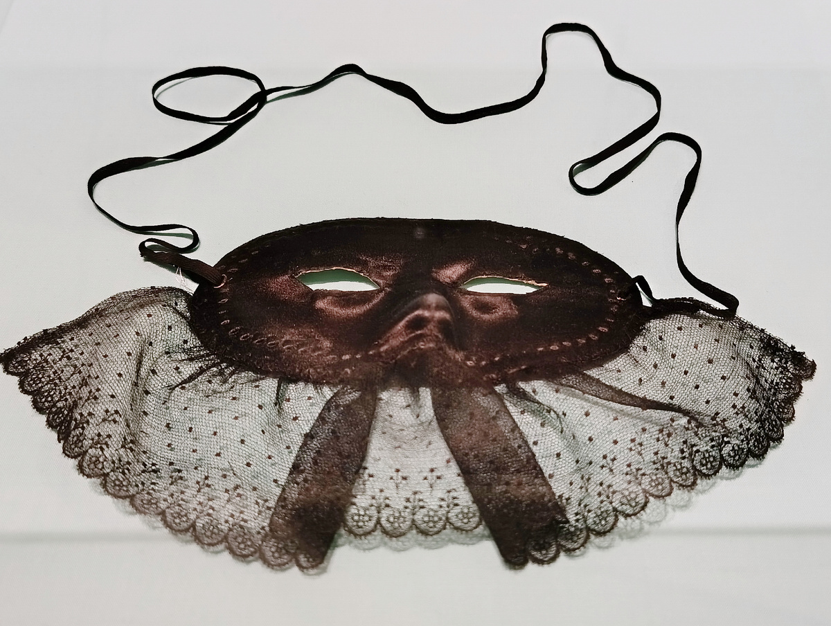 Маскарадная маска начала XX века