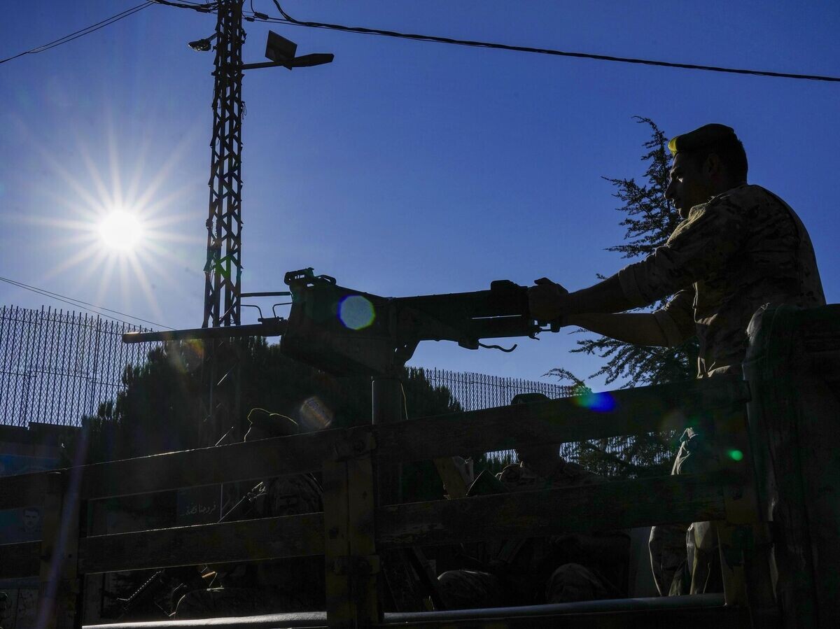    Ливанский военнослужащий в районе границы с Израилем | © AP Photo / Bilal Hussein