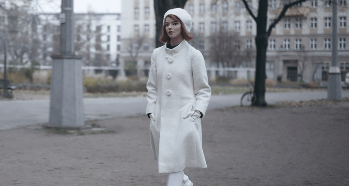 Белое пальто. Кадр из фильма "Ход королевы"