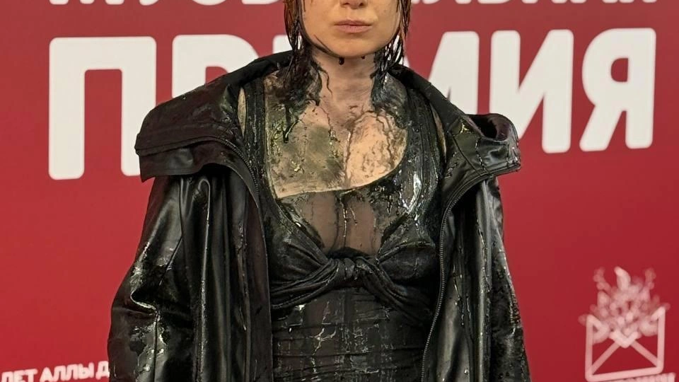 "Грязная" Юлия Савичева и нежная Клава Кока: образы на премии Жара 2026