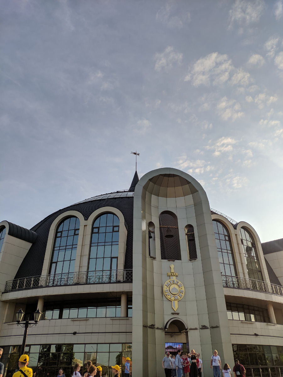 Мотайте фото кнопкой справа