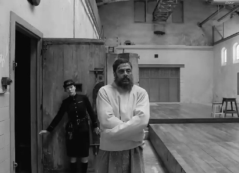 Кадр из фильма «Французский вестник. Приложение к газете „Либерти. Канзас ивнинг сан“» 2021 или просто «Французский вестник» (англ. The French Dispatch) — американский комедийно-драматический фильм, режиссёром и сценаристом которого выступает Уэс Андерсон.