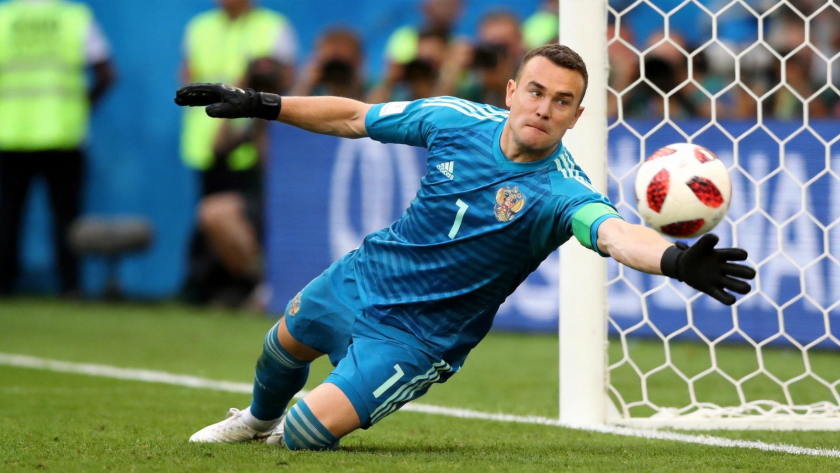    Вратарь сборной России Игорь Акинфеев отбивает мяч в матче 1/8 финала чемпионата мира по футболу между сборными Испании и России, этот момент чемпионата породил серию мемов «хоба», Москва, 1 июля 2018 года / Алексей Филиппов/РИА Новости 📷