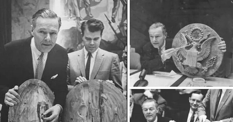 Рис.2 Американские специалисты демонстрируют герб с “жучком” внутри. Историю с подслушивающим устройством использовали на слушаниях и в ООН как пример советской шпионской активности.