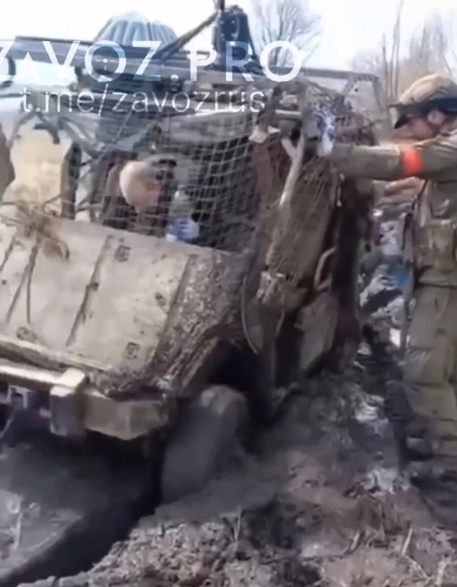 Застрявшее багги в весенней распутице в зоне СВО