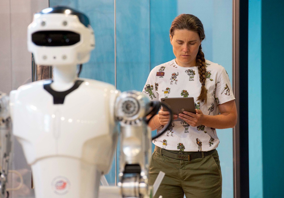 Космонавт Анна Кикина во время испытаний прототипа теледроида (Фото: ГК Роскосмос)