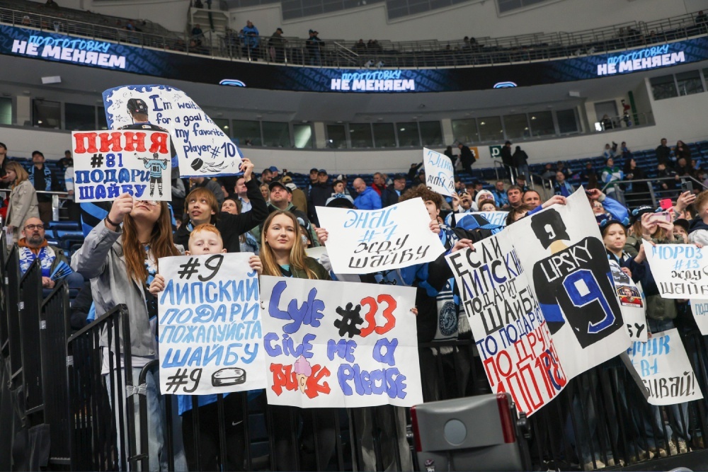    Минское "Динамо" - настоящий народный клуб, объединивший всю страну - от Президента до школьников. / Александр Кулевский