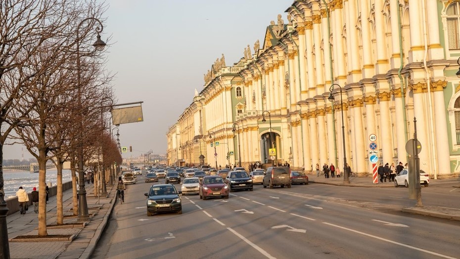    Весна. Перспектива Дворцовой набережной. Автомобили проезжают под стенами Эрмитажа. Автор фото: Фролов Мартьян