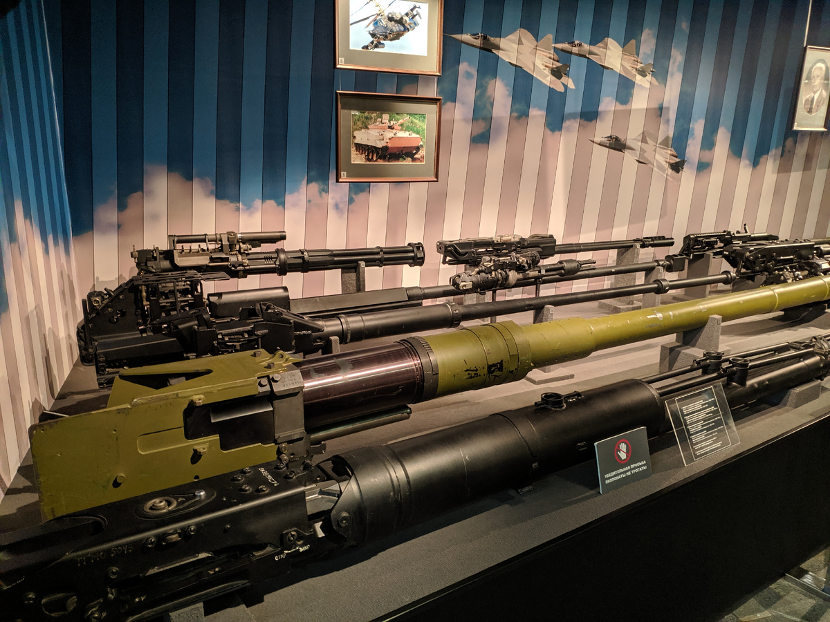 Мотайте фото кнопкой справа