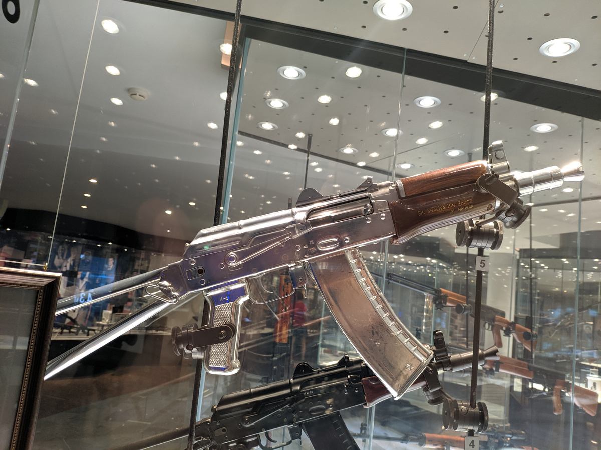 Мотайте фото кнопкой справа