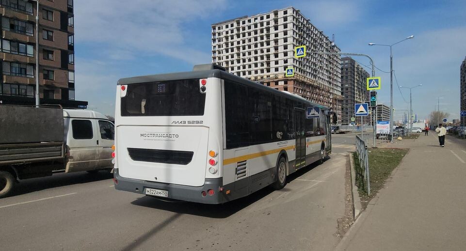    Первым 15 ноября 2025 года запустили маршрут №44 до метро «Котельники», по которому курсируют четыре больших автобуса марки ЛиАЗ. / Наталья Лымарь
