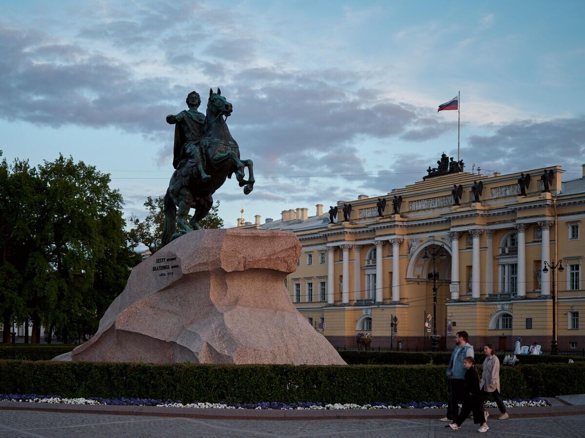    Люди проходят мимо памятника первому российскому императору Петру Великому "Медный всадник" на Сенатской площади во время белых ночей в Санкт-Петербурге | © РИА Новости / Алексей Даничев
