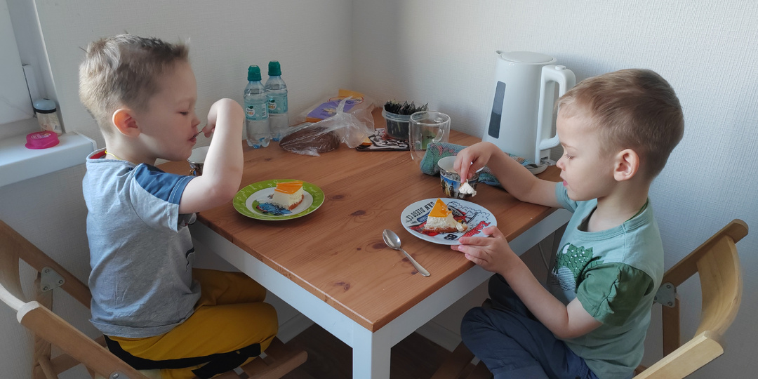 О двойняшках: ветер, интернет и Пасха